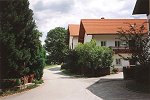 Obere Dorfstraße von der Hauptstraße aus gesehen