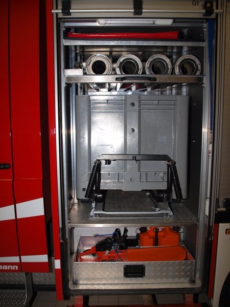 Geräteraum 1 (Rauchsperre, Rettungstrage, 4 Saugschläuche, Schmutzschlauchbehälter, Kettensäge + Zubehör)